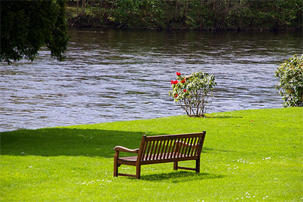 Banc au bord de la Tay