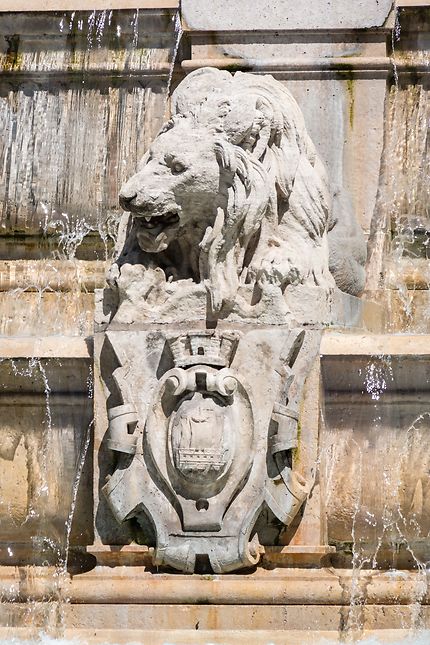 Fontaine Saint-Sulpice, tête de lion et écusson