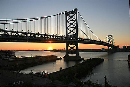 Le pont Benjamin Franklin au coucher du soleil