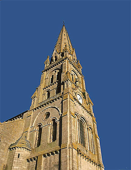 La flèche gothique de l'église Saint Laurent