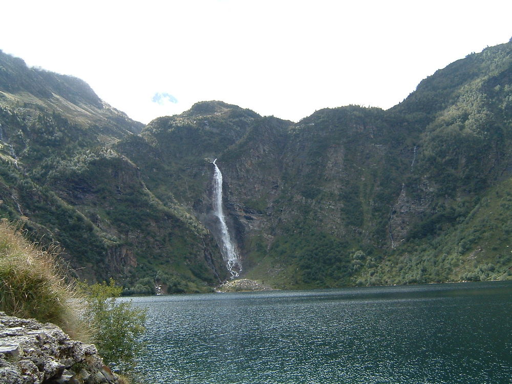 Lac d'Oô avec la cascade