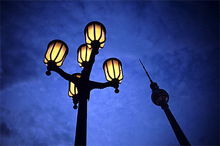 L'Alexanderplatz à la tombée de la nuit