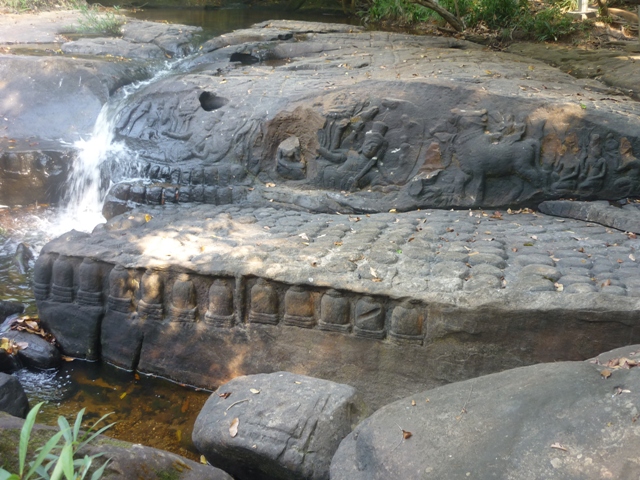 Lit de rivière superbement sculpté Lit de rivière superbement sculpté