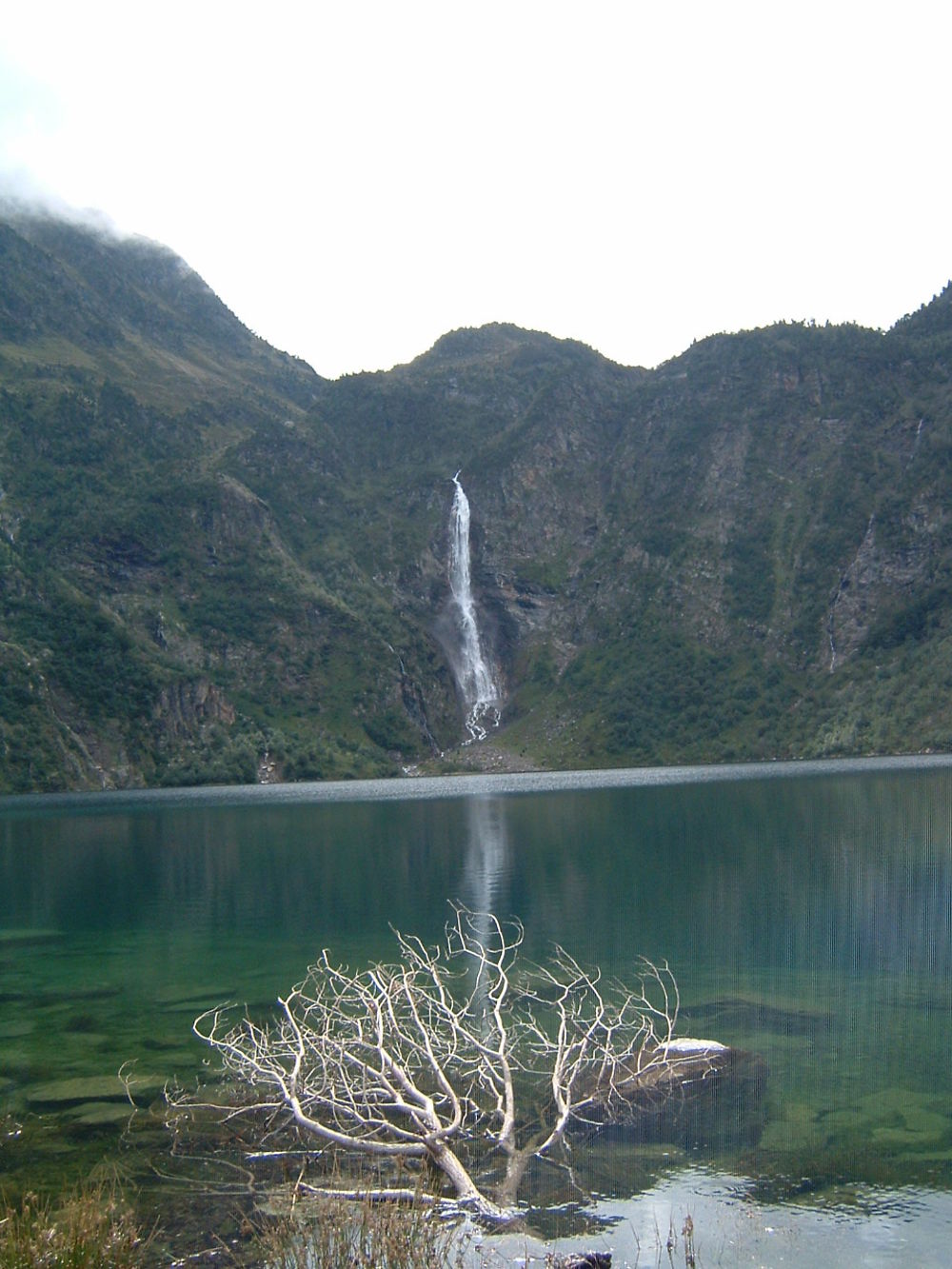 Lac d'Oô avec la cascade