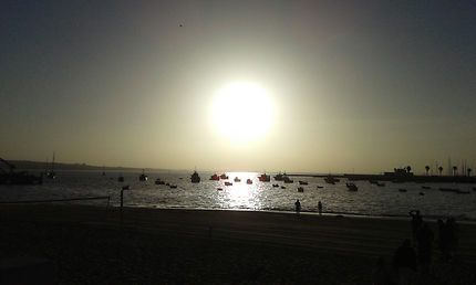 Levé de soleil sur la plage de cascais