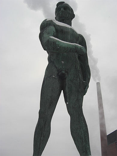 Une des quatre statues de Wäino Aaltonen sur la place centrale de Tampere 