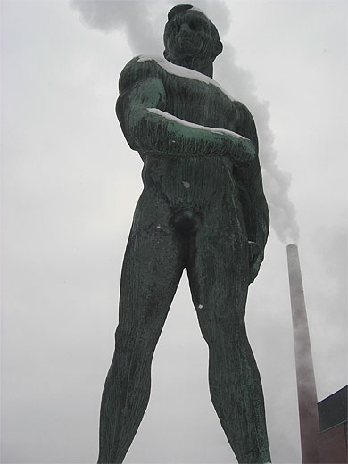 Une des quatre statues de Wäino Aaltonen sur la place centrale de Tampere Une des quatre statues de Wäino Aaltonen sur la place centrale de Tampere