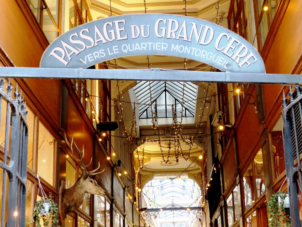 Les Passages, entrée coté rue Saint-Denis Les Passages, entrée coté rue Saint-Denis