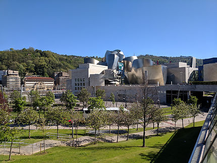 Esplanade près du musée Guggenheim de Bilbao