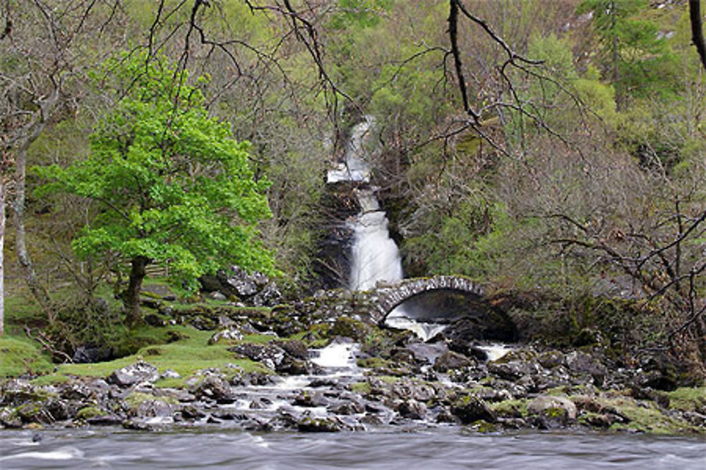 Vieux pont et cascade