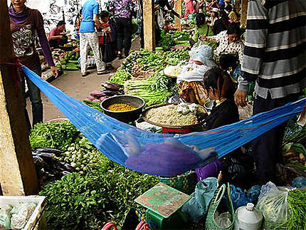 Sieste au marché de Battambang