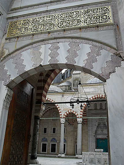 Entrée de la mosquée