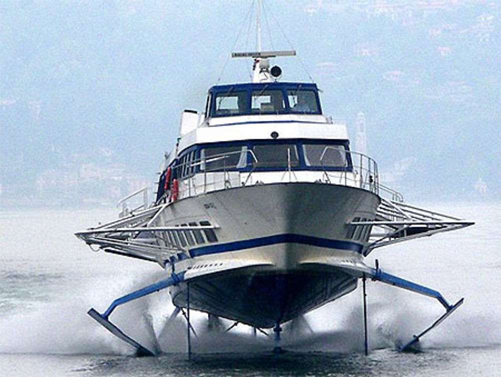 Arrivée d'un &quot;aliscafo&quot; en port de Menaggio