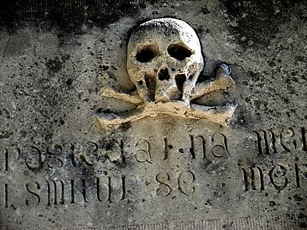 Tête de mort (mur du cimetière)