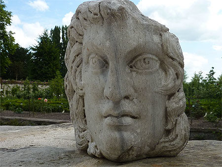 Sculpture dans jardin Jean Cocteau