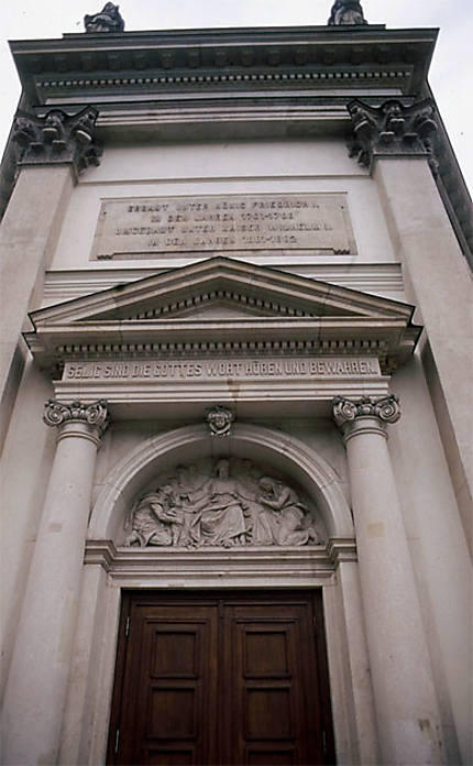 L'entrée de l'église des français