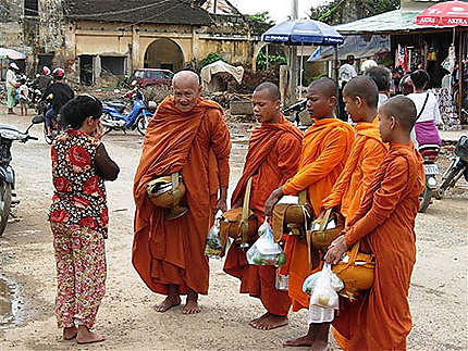 Aumône des moines à battambang
