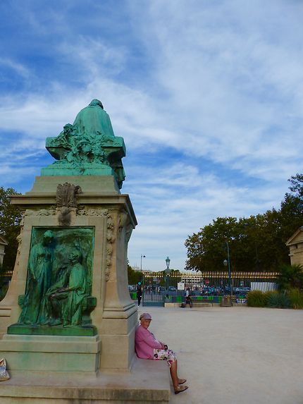 Statue à l'entrée du jardin des Plantes