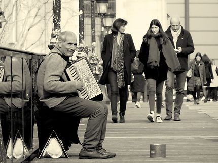 Musicien sur le pont des Arts à Paris