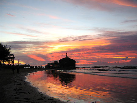 Coucher de soleil sur la plage de Chaung tha beach Coucher de soleil sur la plage de Chaung tha beach