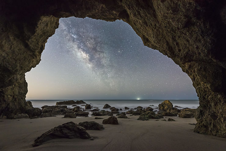 Voie lactée depuis une grotte sur la plage près de Malibu, Californie