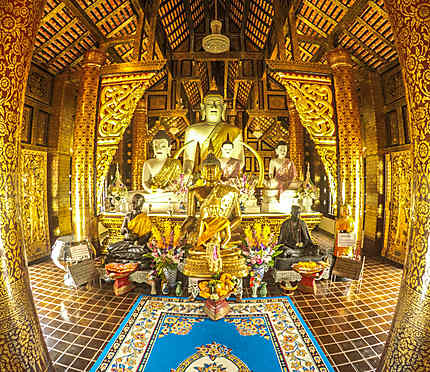Intérieur d'un temple aux reflets d'or