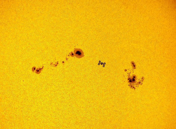 Station Spatiale Internationale (ISS) devant le soleil