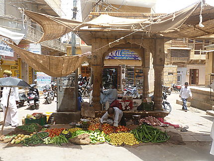 Etale de fruits et légumes dans les rues de Jaisal