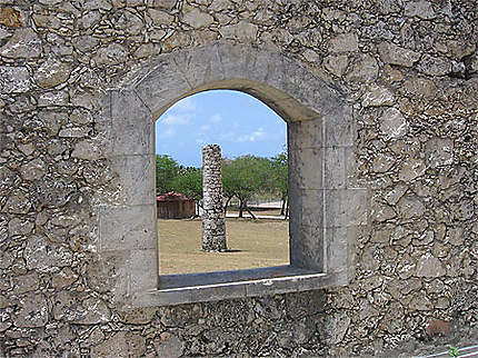 Mur et cheminée en pierres calcaires