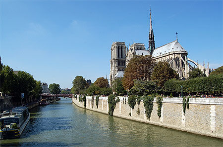 Notre Dame de Paris et quai de Seine