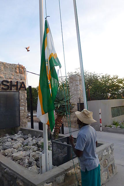 Lever de drapeau sur le parc d'Etosha
