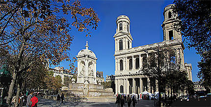 Place st Sulpice à Paris : l'église et la fontaine