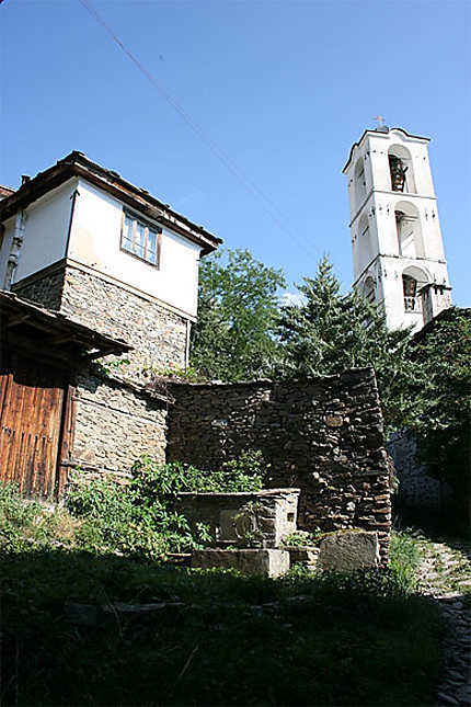Une maison face à l'église Saint-Nikola