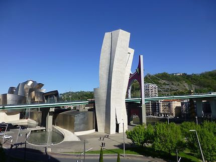 Le pont et le musée Guggenheim