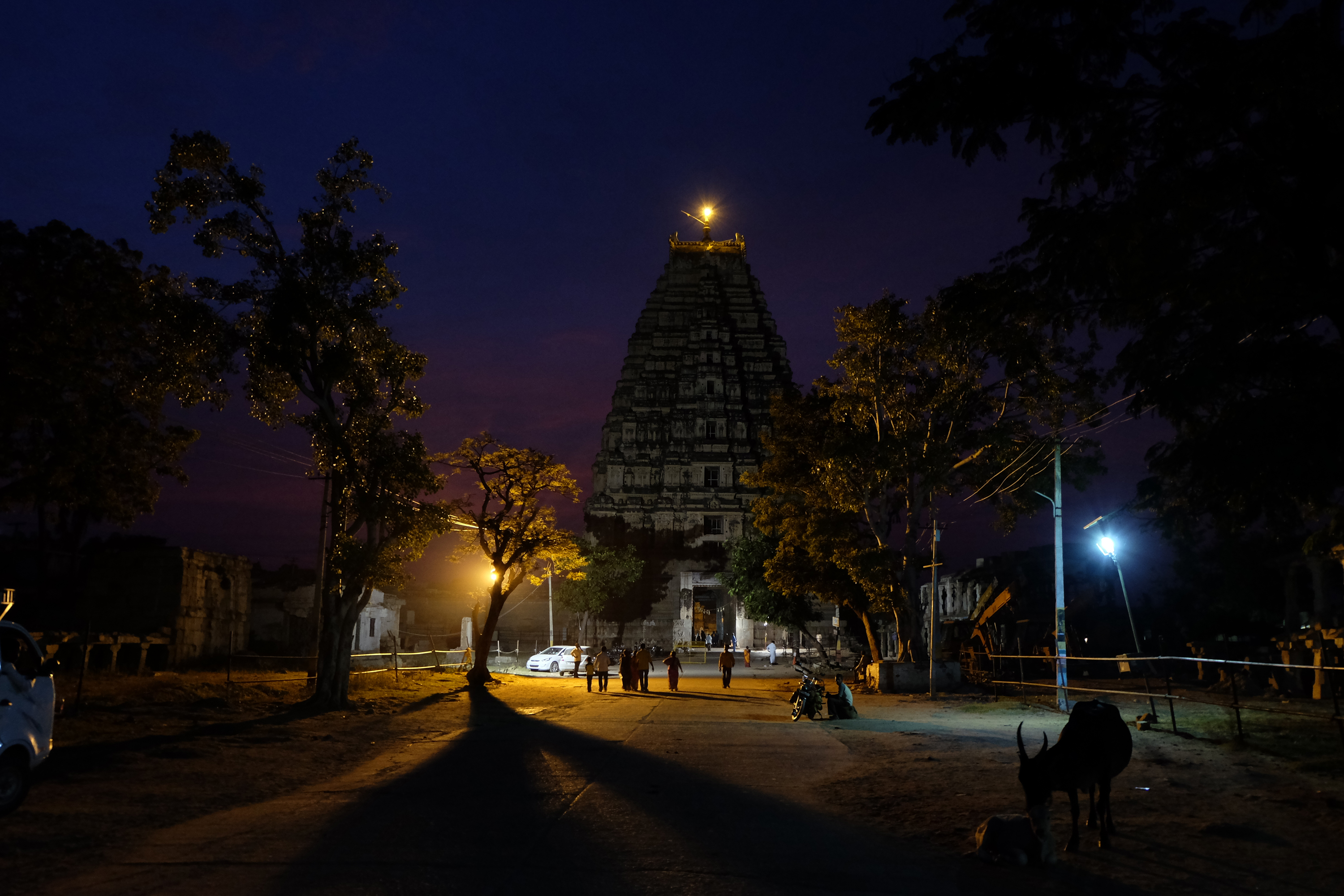 Lumière nocturne sur Temple de Virupaksha Lumière nocturne sur Temple de Virupaksha