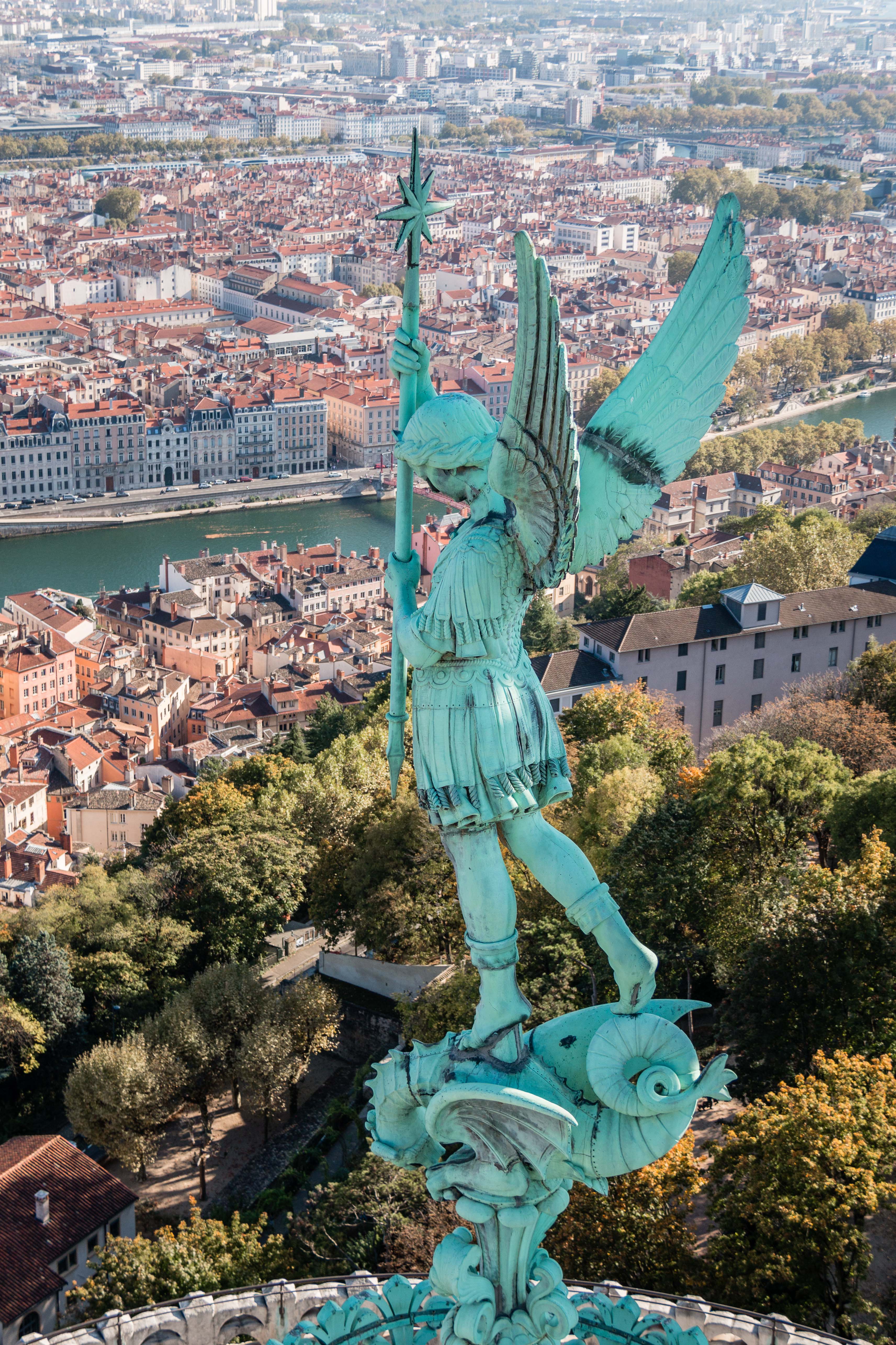 Lyon - L'archange Michel avec la ville à ses pieds Lyon - L'archange Michel avec la ville à ses pieds