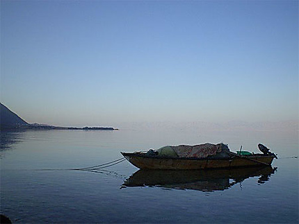 Bateau d'un pêcheur sur la Mer Rouge