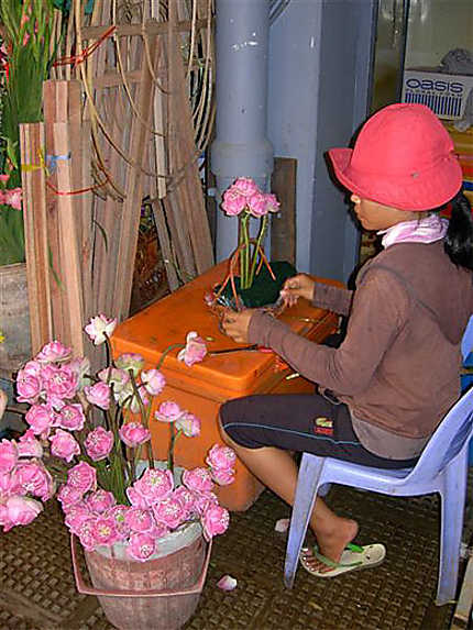 Fleuriste au travail au marché central de Phnom Penh