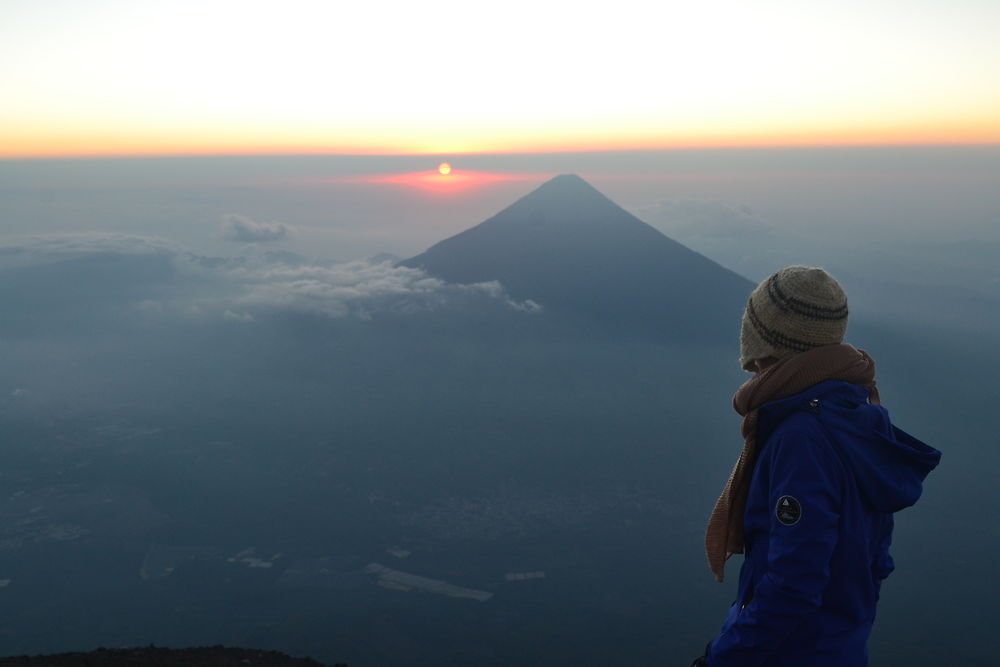 Lever du soleil sur le volcan Agua