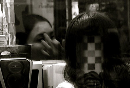 Jeune femme et miroir
