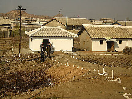 Village sur le route entre Pyongyang et Nampo