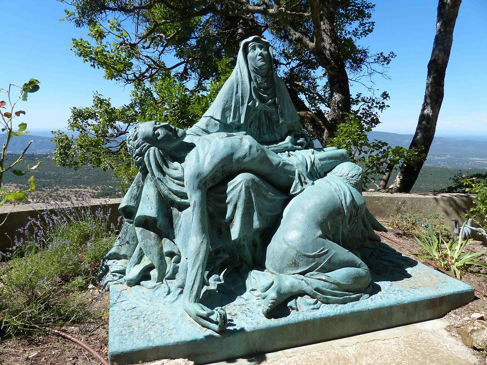 Statue parvis de la Grotte Ste Madeleine