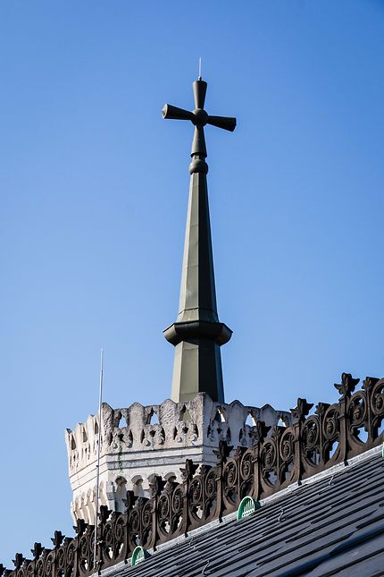 Lyon - Une croix sur une des 4 tours octogonales