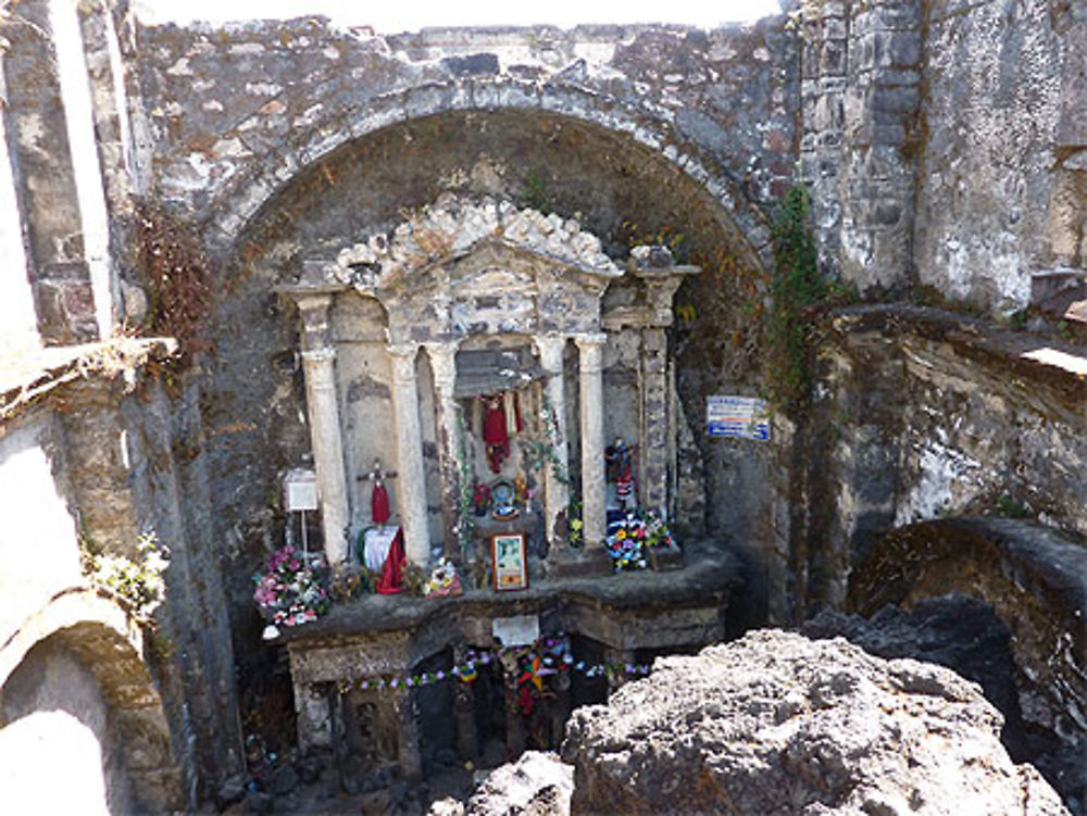 Autel de l'église épargée par le Paricutin