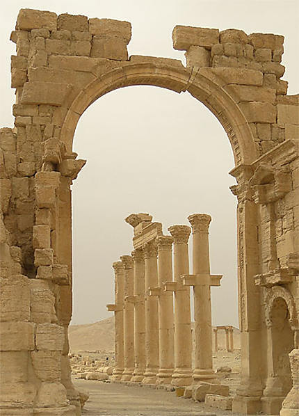 Arc et colonnade à Palmyre