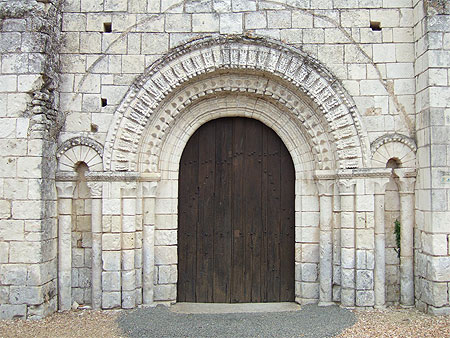 Porche de l'église romane de Tavant, XI°/XII°S Porche de l'église romane de Tavant, XI°/XII°S