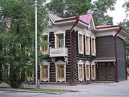Une maison en bois typique à Tomsk