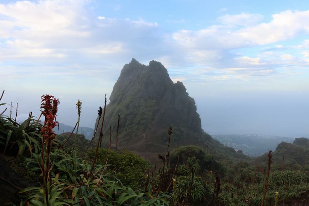 Levé du soleil sur le volcan de la Soufrière