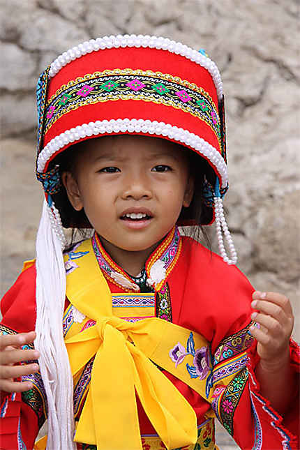 Fillette en costume traditionnel
