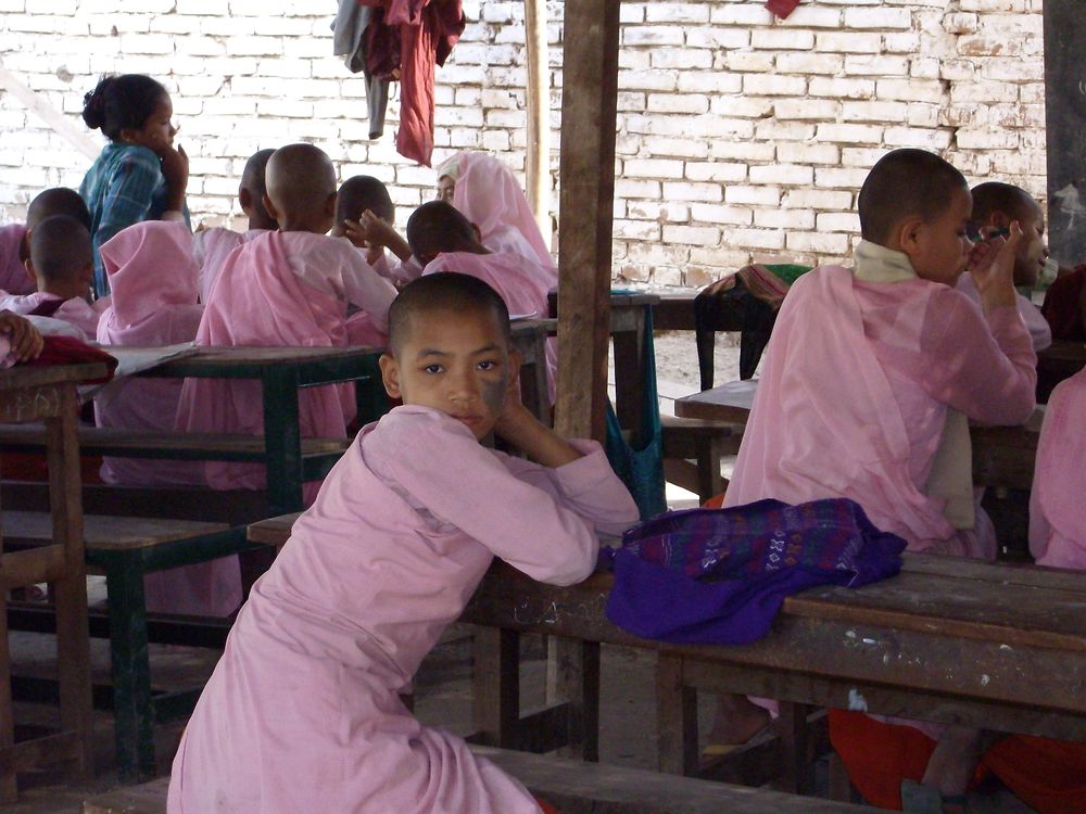 Jeunes moines à l'école